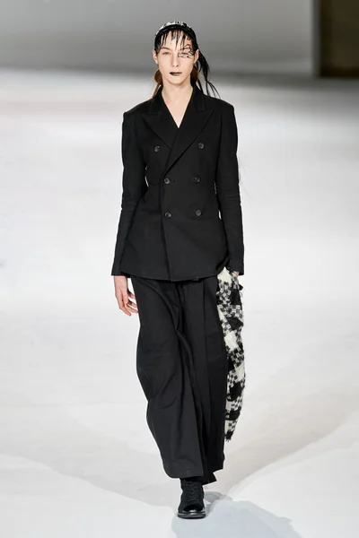 Look 10